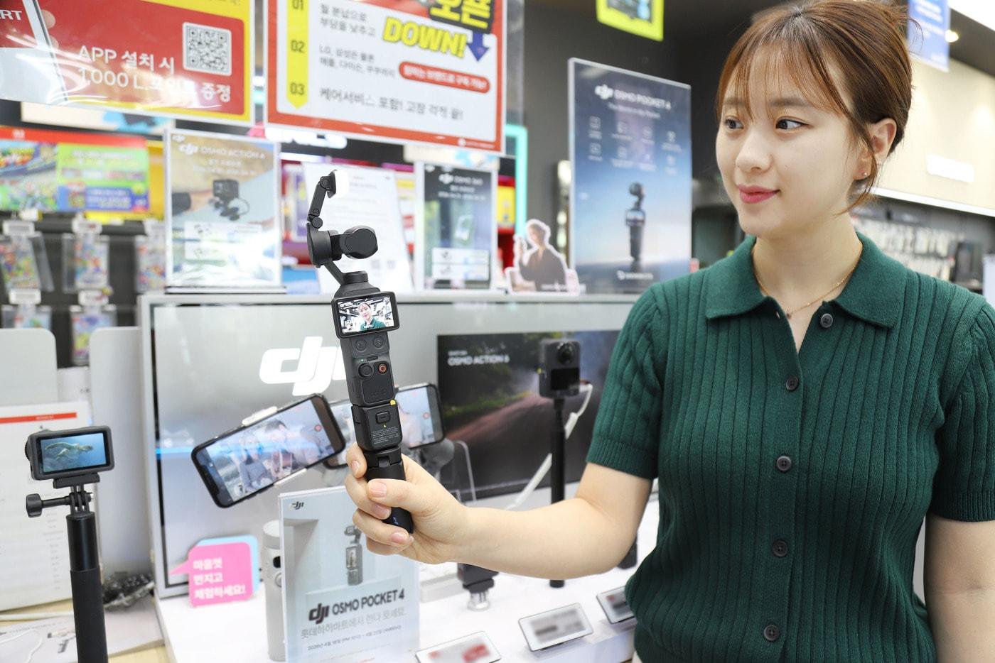 본문 이미지 - 모델이 롯데하이마트 전국 주요 오프라인 매장과 온라인쇼핑몰에서 판매 중인 'DJI 오즈모 포켓 4(Osmo Pocket 4)'를 소개하는 모습.(롯데하이마트 제공) 