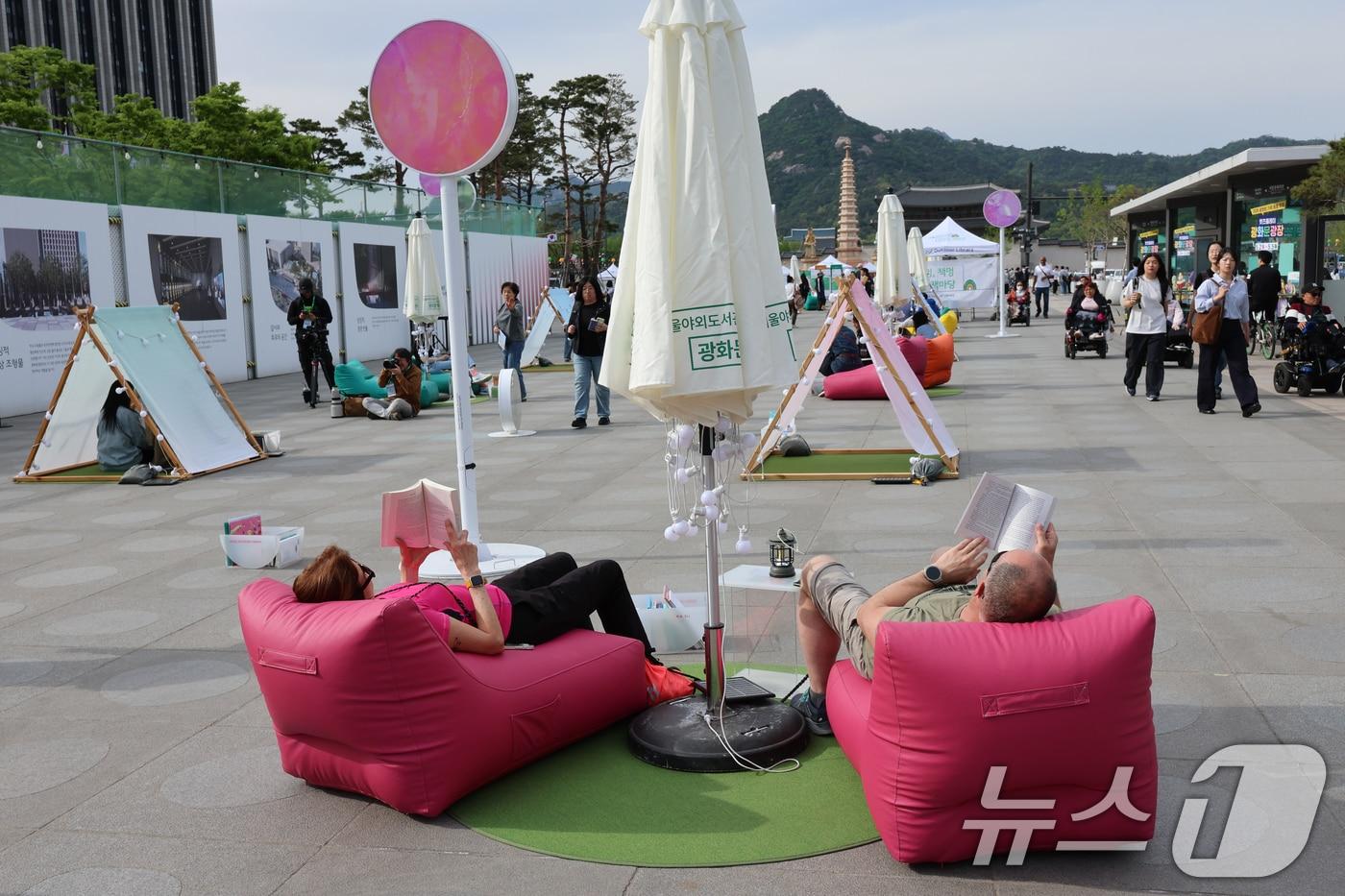 본문 이미지 - 서울야외도서관 운영이 시작된 23일 오후 서울 종로구 광화문광장에 마련된 '광화문 책마당'에서 외국인 관광객들이 책을 읽고 있다. 2026.4.23 ⓒ 뉴스1 안은나 기자