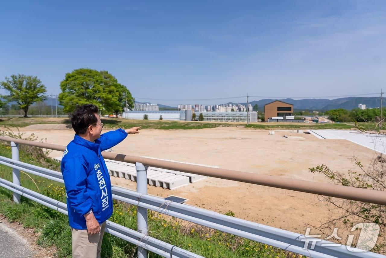 본문 이미지 - 육동한 춘천시장 후보, 정원문화 인프라 시설 준공 현장 점검.(후보 측 제공, 재판매 및 DB금지)