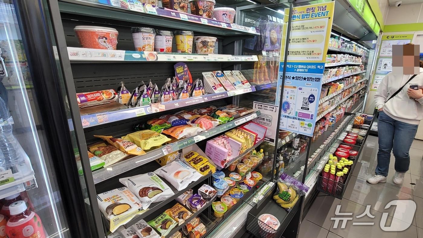 본문 이미지 - 충북 청주의 한 CU편의점 신선식품 진열대에 판매하지 못 한 물건. 2026.4.23/뉴스1
