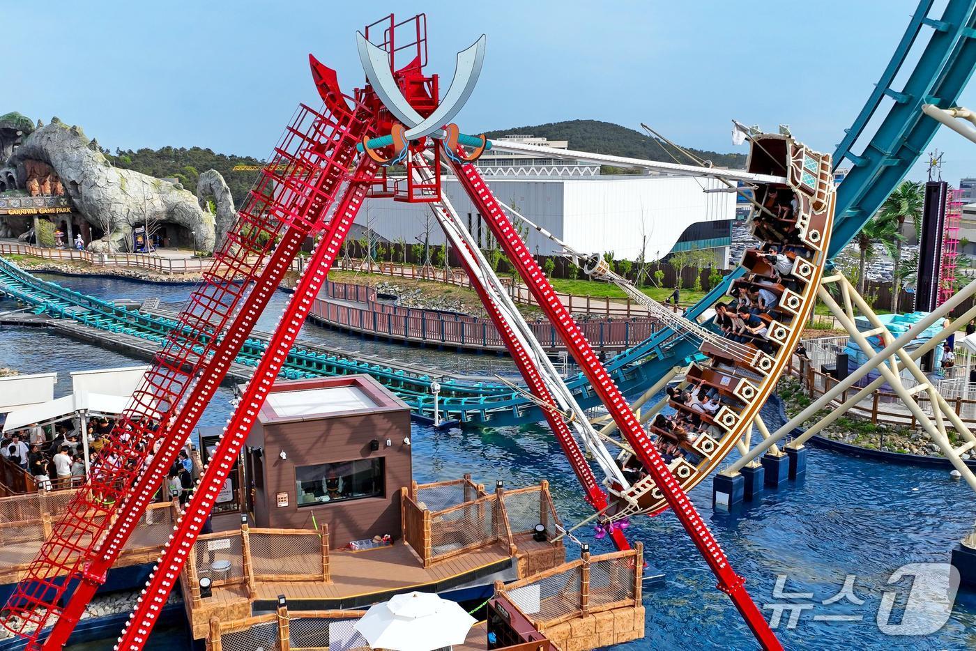 본문 이미지 - 롯데월드 어드벤처 부산 신규 바이킹 어트랙션 '파이러츠스윙십'. (롯데월드 어드벤처 부산 제공. 재판매 및 DB 금지)