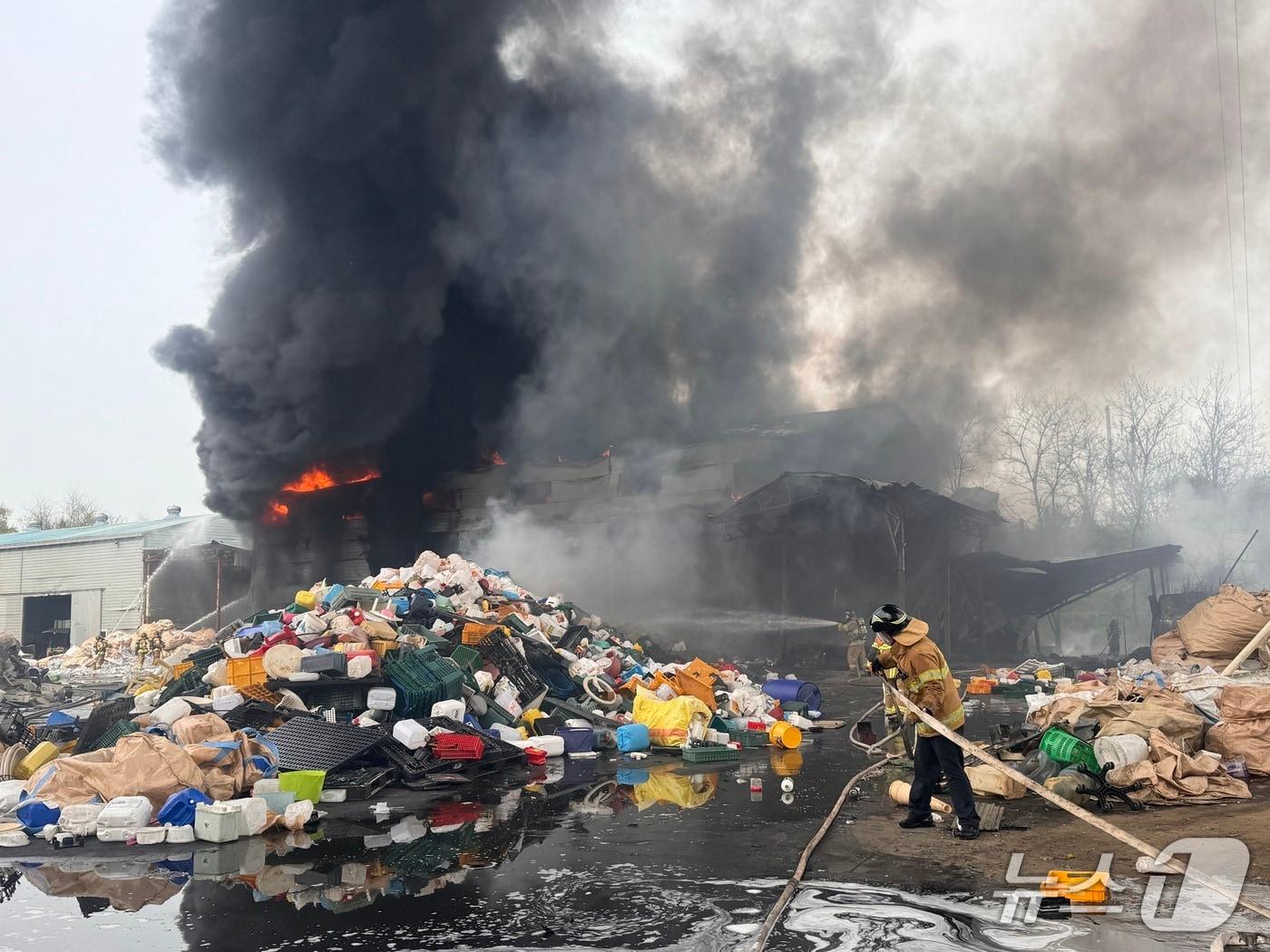 본문 이미지 - 23일 오후 1시 55분께 전북 군산시 내흥동의 한 폐기물 처리 업체에서 불이 났다.(전북소방본부 제공. 재판매 및 DB금지)