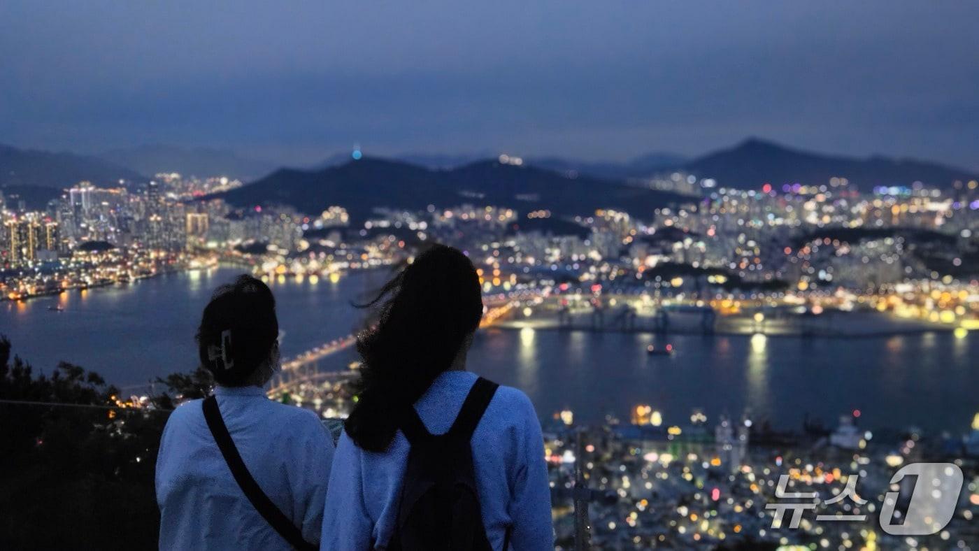 본문 이미지 - 부산 영도구 봉래산에서 부산 시내 야경을 구경하는 관광객 모습 (부산 영도구 제공. 재판매 및 DB금지)