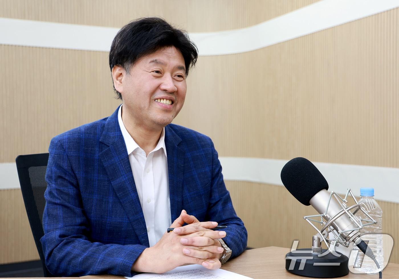 본문 이미지 - 김용 전 더불어민주당 민주연구원 부원장이 23일 서울 종로구 뉴스1 스튜디오에서 인터뷰를 하고 있다. 2026.4.23 ⓒ 뉴스1 이호윤 기자