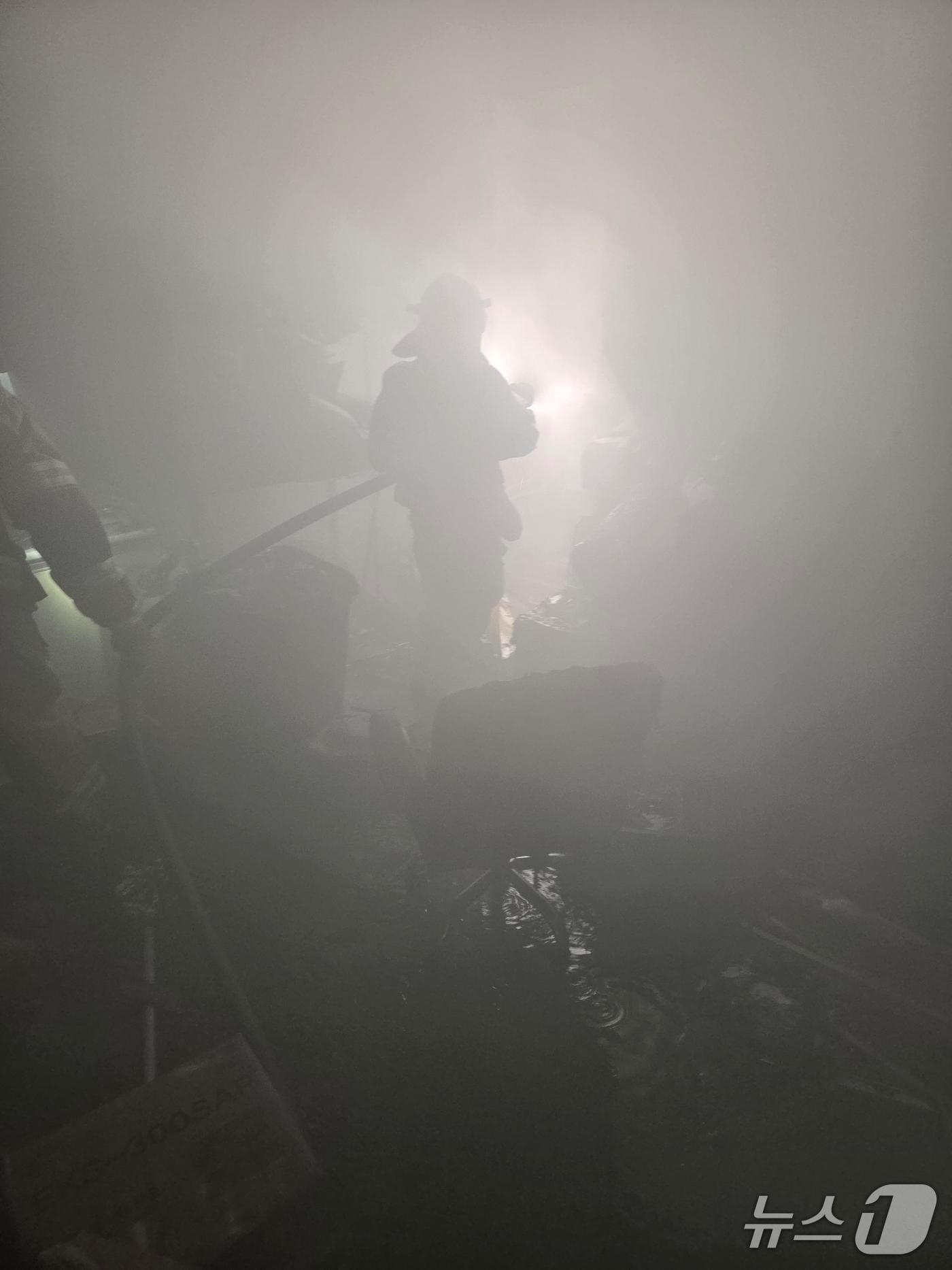 본문 이미지 -  서산 석림동 건물 화재 현장. (서산소방서 제공, 재판매 및 DB금지) / 뉴스1