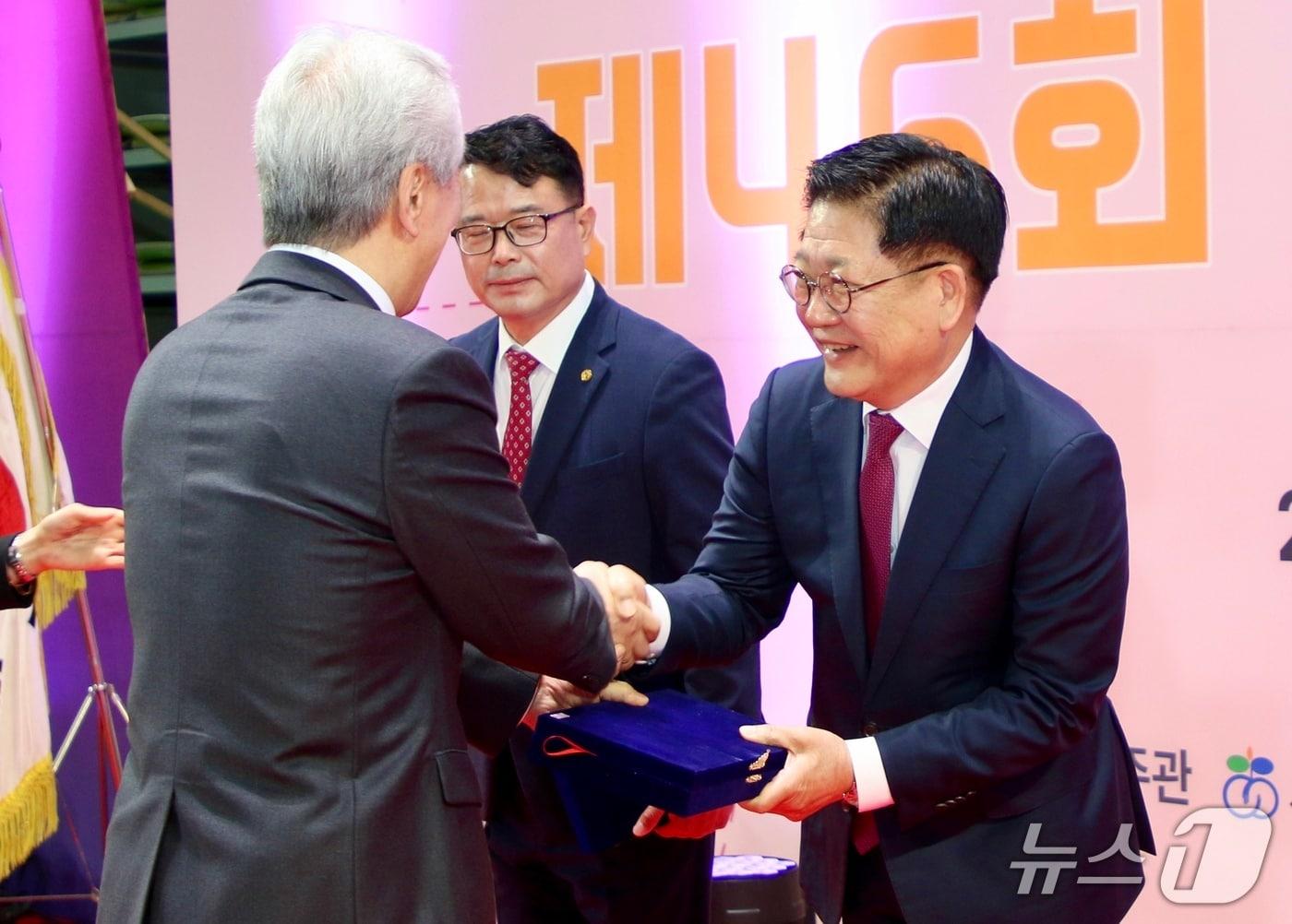 본문 이미지 - 권명호 동서발전 사장이 23일 울산 문수체육관에서 열린 장애인의 날 기념행사에 참석해 장애인복지대상을 수상하고 있다. (동서발전 제공. 재판매 및 DB 금지) /뉴스1