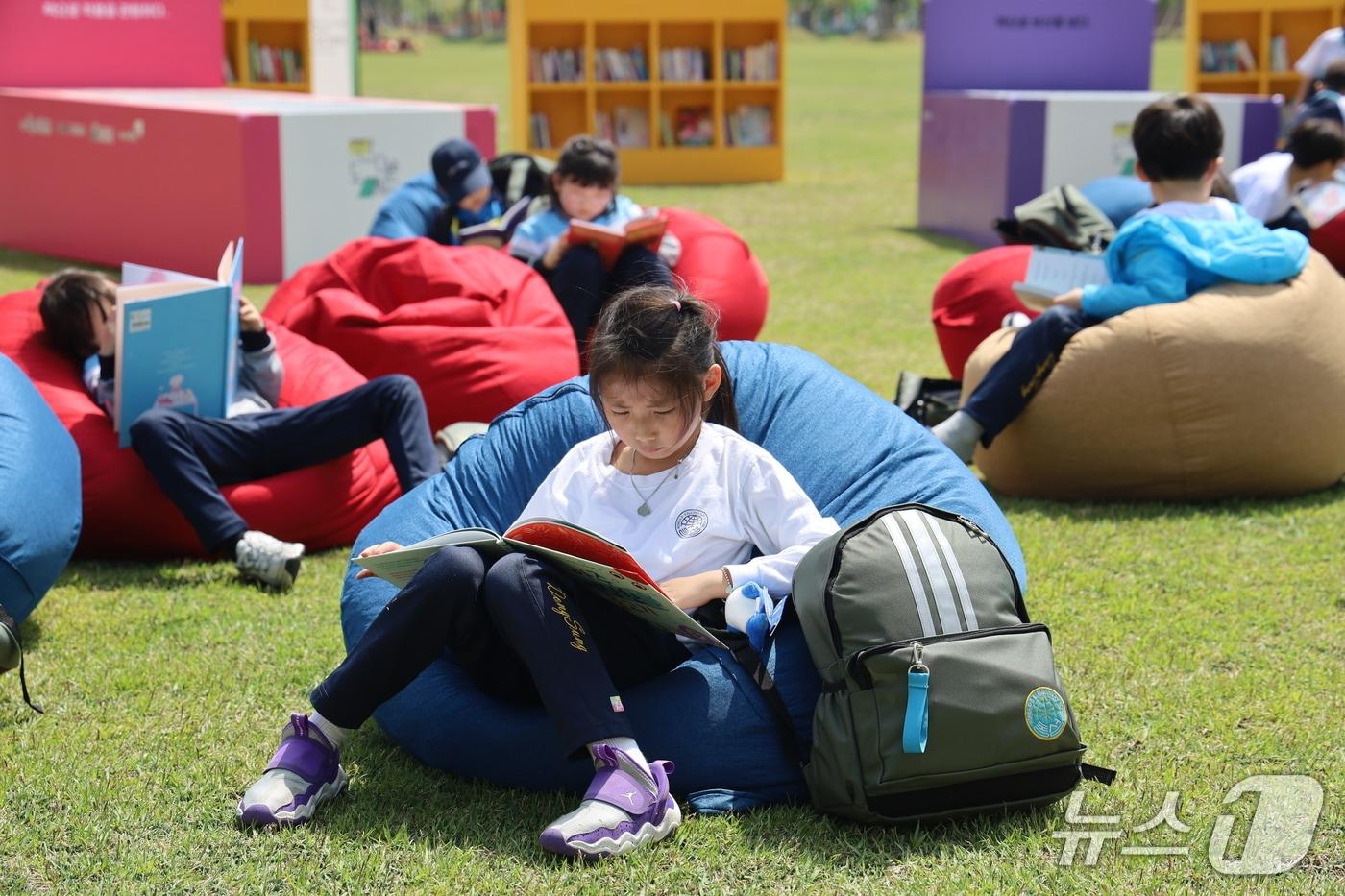 본문 이미지 - 부산시설공단은 오는 29일부터 6월 14일까지 부산시민공원 미로 정원 맞은편 잔디밭 일원에서 '잔디밭 도서관'을 운영한다. (부산시설공단 제공. 재판매 및 DB금지)