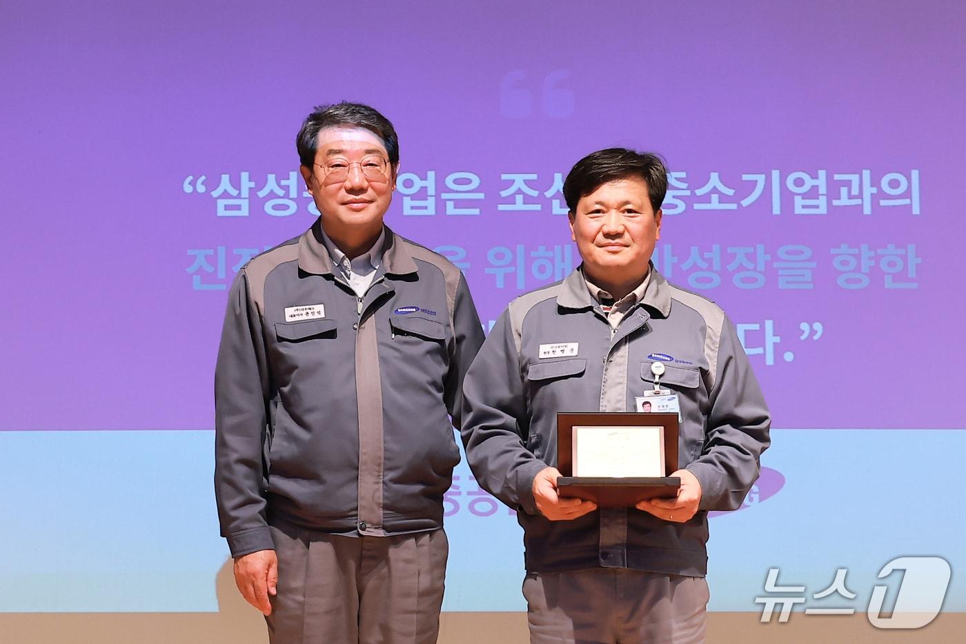 본문 이미지 - (왼쪽부터)삼성중공업 협력회사 협의회 윤진석 회장이 삼성중공업 천명준 기술연수원장에게 감사패를 전달하고 있다.(삼성중공업 제공. 재판매 및 DB금지)