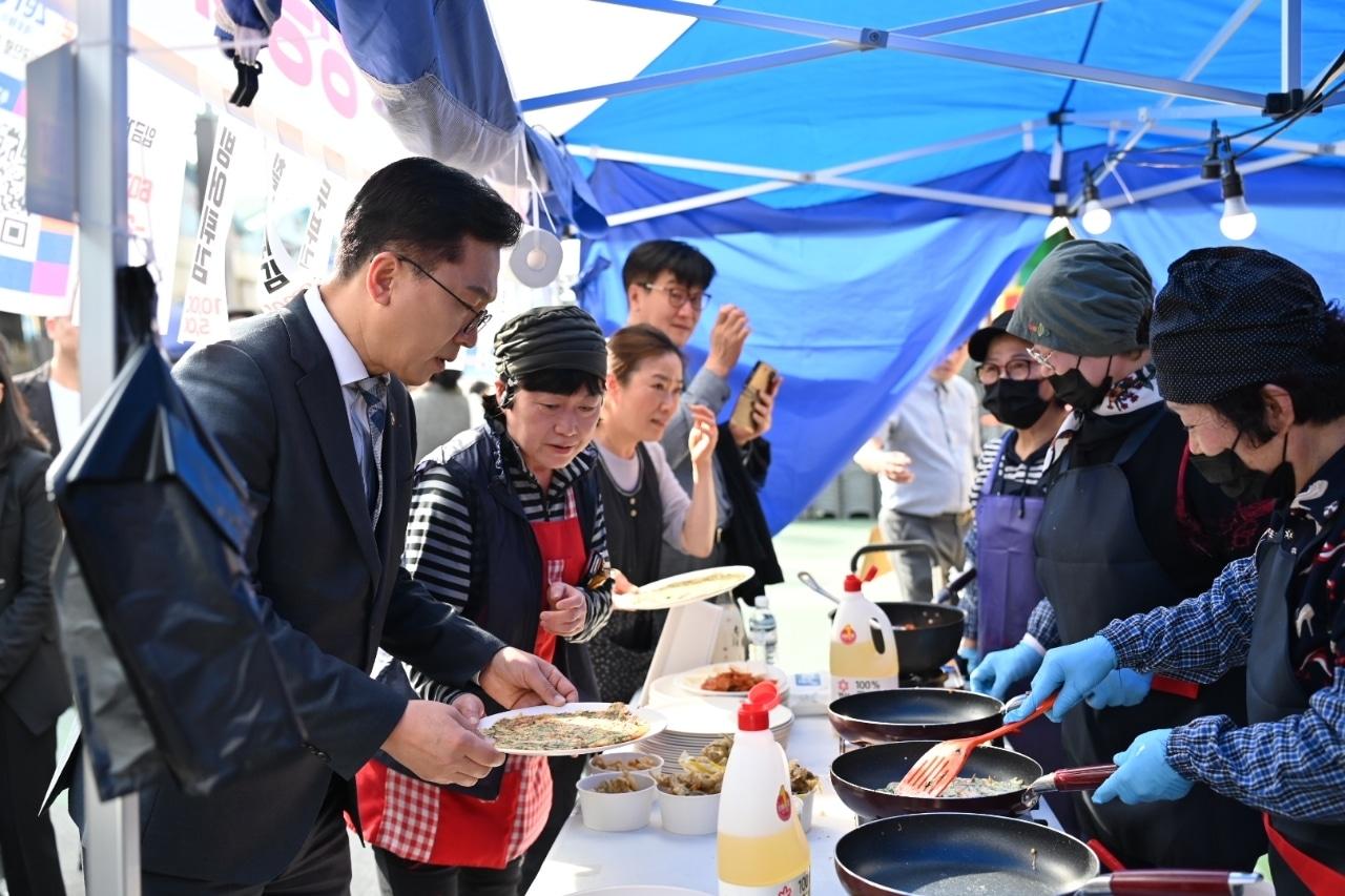 본문 이미지 - 고향 양동시장을 찾은 이병권 중기부 2차관 (중기부 제공)
