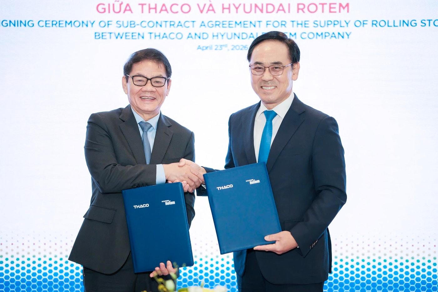 본문 이미지 - 이용배(오른쪽) 현대로템 대표이사 사장과 쩐 바 즈엉(왼쪽) 타코 그룹 회장이 23일(현지 시간) 베트남 하노이에서 열린 호치민 메트로 2호선 사업 계약식에서 기념 촬영을 하고 있다. (현대로템 제공)
