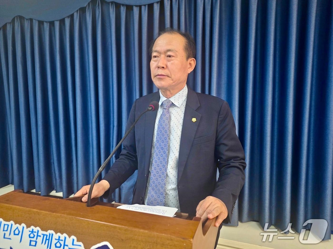 본문 이미지 - 민주당 군산시장 경선에 탈락한 김영일 예비후보가 23일 군산시청 브리핑룸에서 중앙당에 재심을 요구하는 기자회견을 열고 있다.2026.4.23ⓒ 뉴스1 김재수 기자