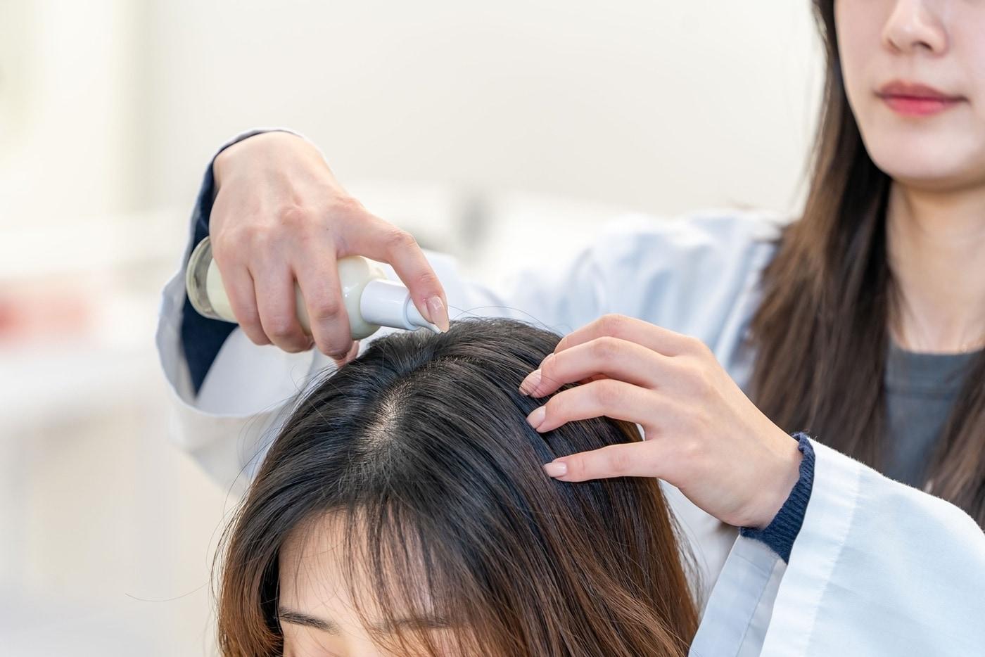 본문 이미지 - 한국콜마 헤어연구팀 연구원이 스칼프 선에센스 테스트를 진행하고 있다.(한국콜마 제공)