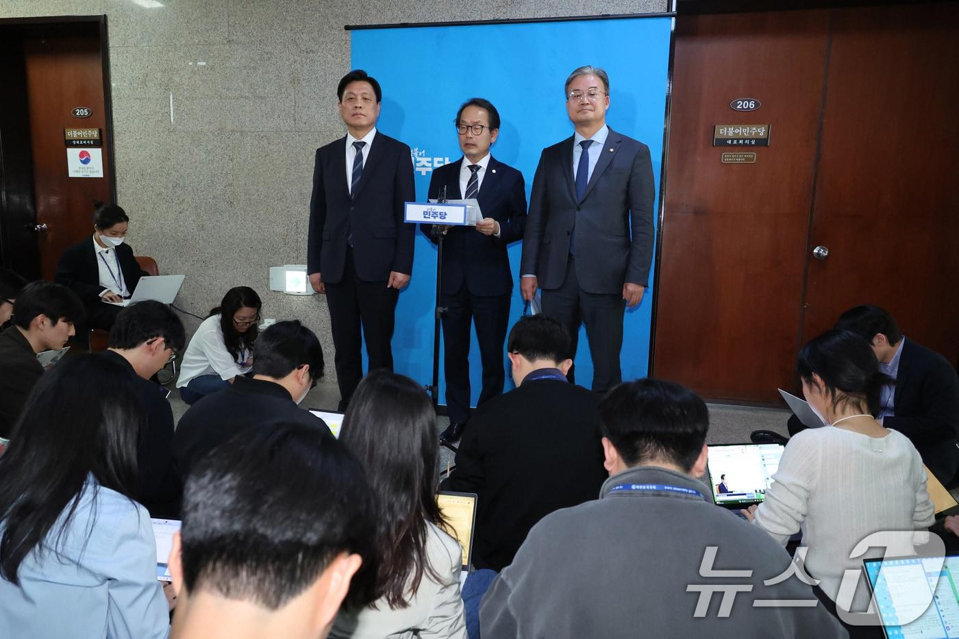 본문 이미지 - 강준현 더불어민주당 수석대변인이 23일 서울 여의도 국회에서 인천 지역 전략공천 후보자를 발표를 하고 있다. ⓒ 뉴스1 신웅수 기자