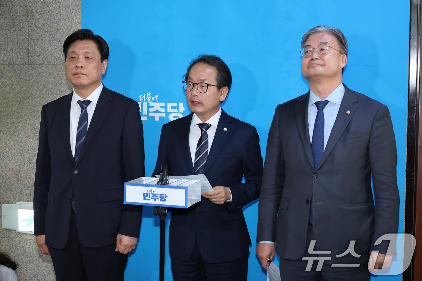 본문 이미지 - 강준현 더불어민주당 수석대변인이 23일 서울 여의도 국회에서 인천 지역 전략공천 후보자를 발표를 하고 있다. 2026.4.23 ⓒ 뉴스1 신웅수 기자