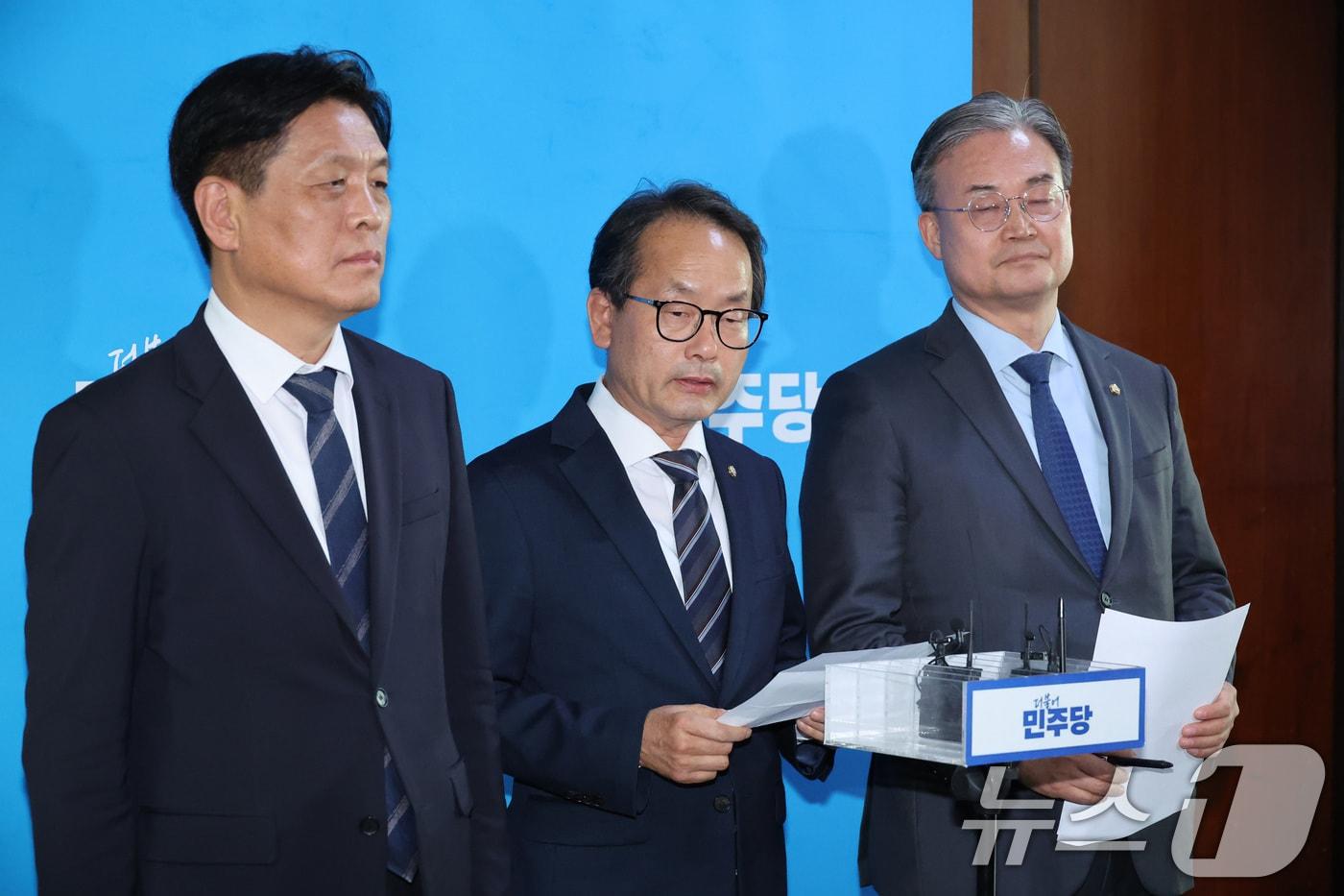 본문 이미지 - 강준현 더불어민주당 수석대변인이 23일 서울 여의도 국회에서 인천 지역 전략공천 후보자를 발표를 하고 있다. 2026.4.23 ⓒ 뉴스1 신웅수 기자