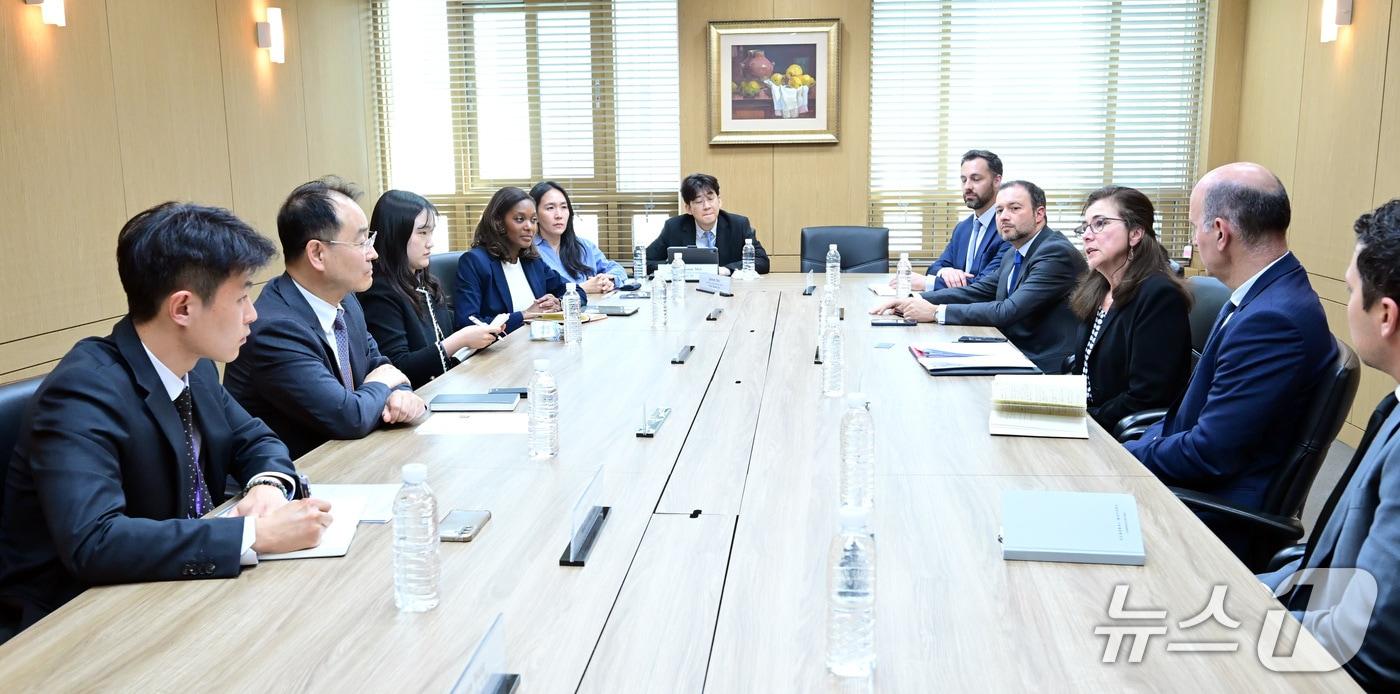본문 이미지 - 박종한 외교부 경제외교조정관이 23일 서울에서 방한 중인 한미 재계회의 대표단과 면담하고 한미 기업 간 교류 확대 및 경제협력 강화 방안을 논의했다. 2026.04.23. (외교부 제공)