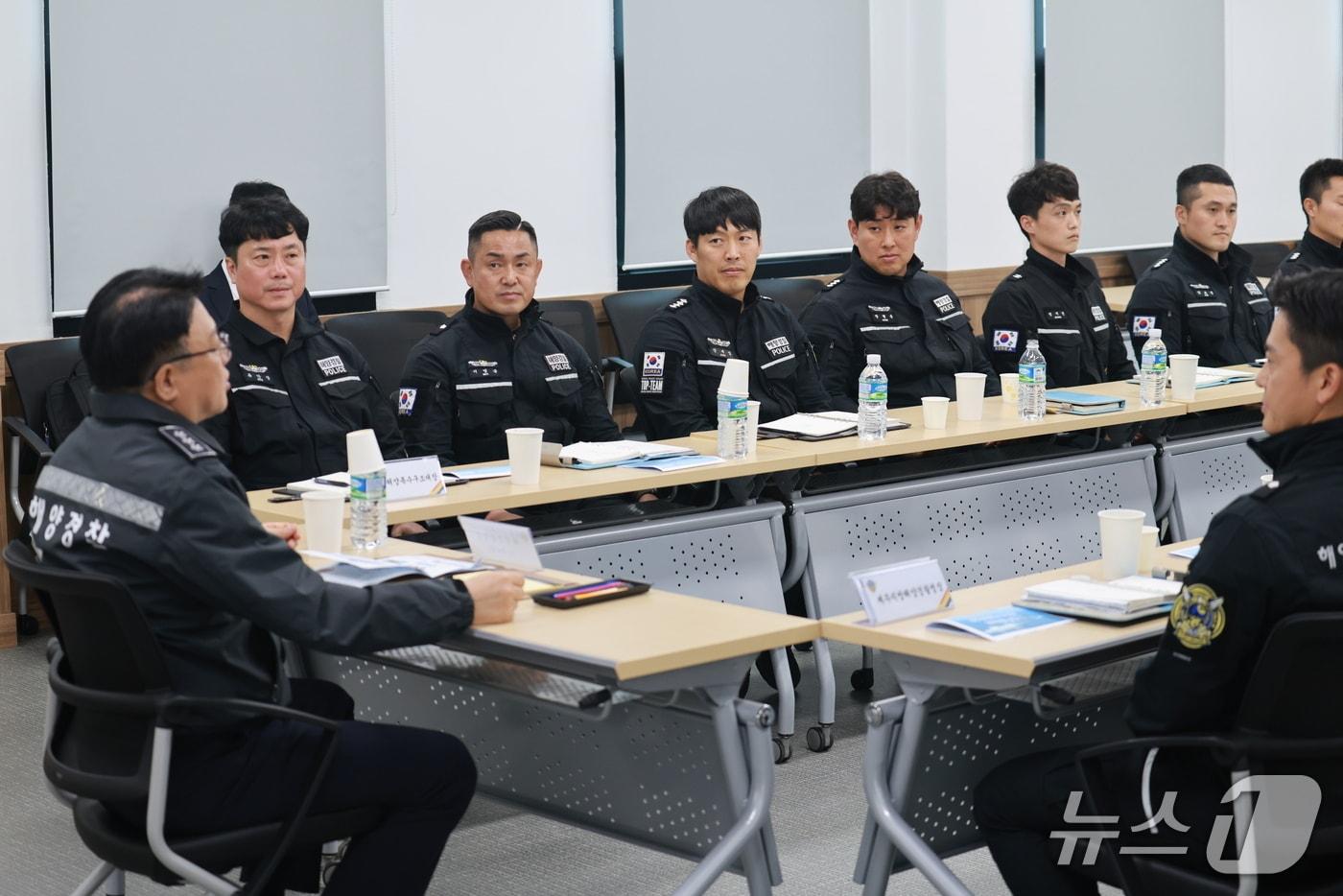 본문 이미지 - 제주 찾은 장인식 해경청장 직무대행(제주해경청 제공. 재판매 및 DB금지)/뉴스1