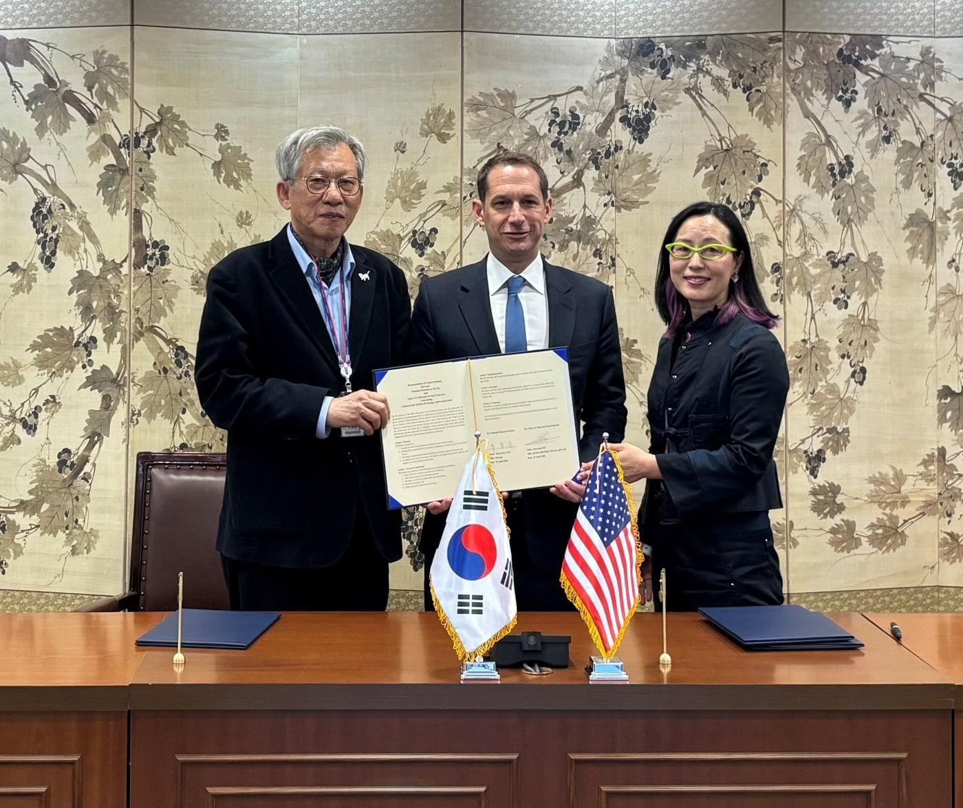 본문 이미지 - 양해각서 체결 사진. (좌측부터) 유홍준 국립중앙박물관장, 대니얼 루리 샌프란시스코 시장, 이소영 샌프란시스코아시아박물관장.(국중박 제공)