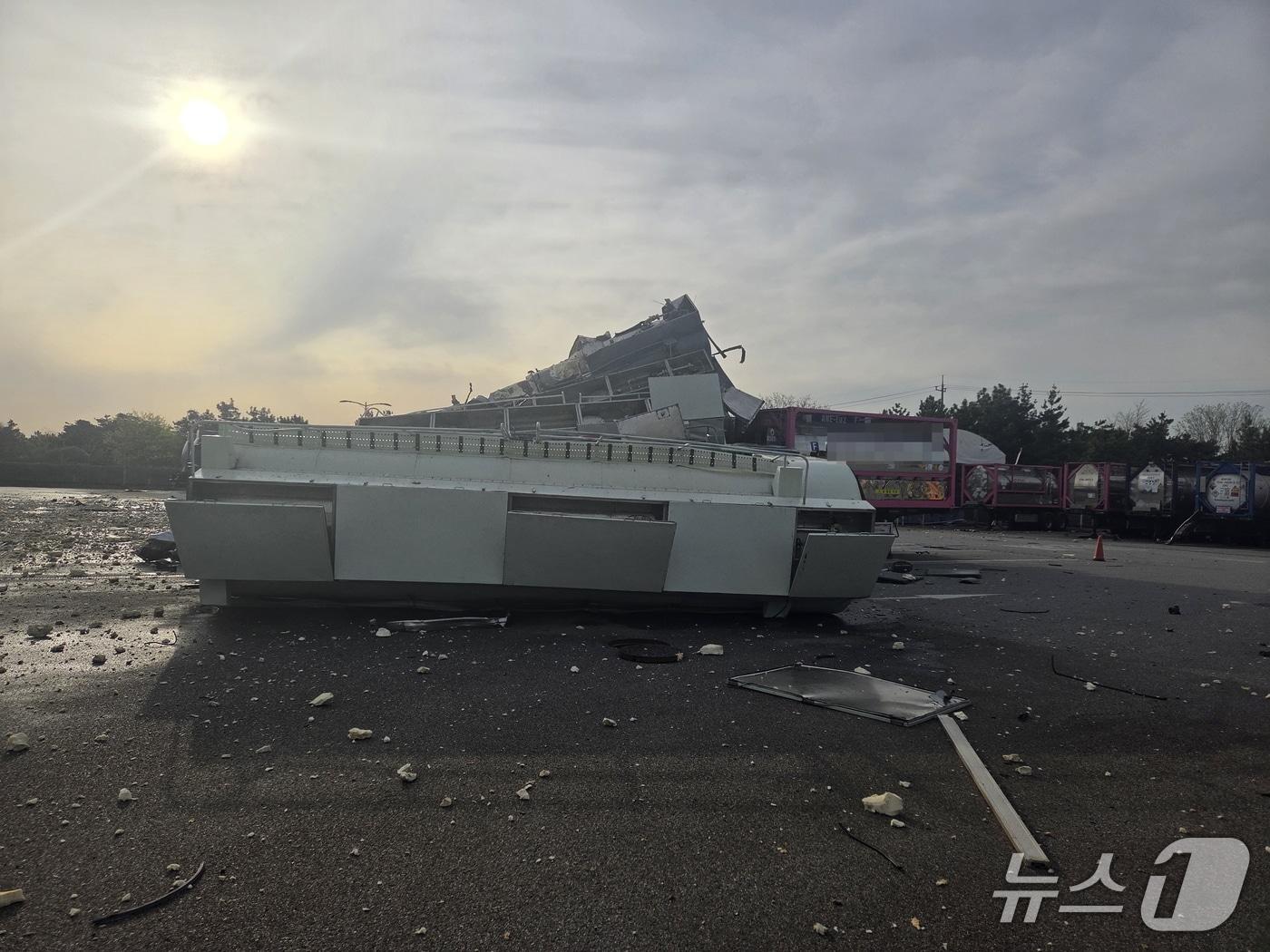 본문 이미지 - 아산 탱크로리 폭발 사고 현장. (아산소방서 제공, 재판매 및 DB금지) / 뉴스1 