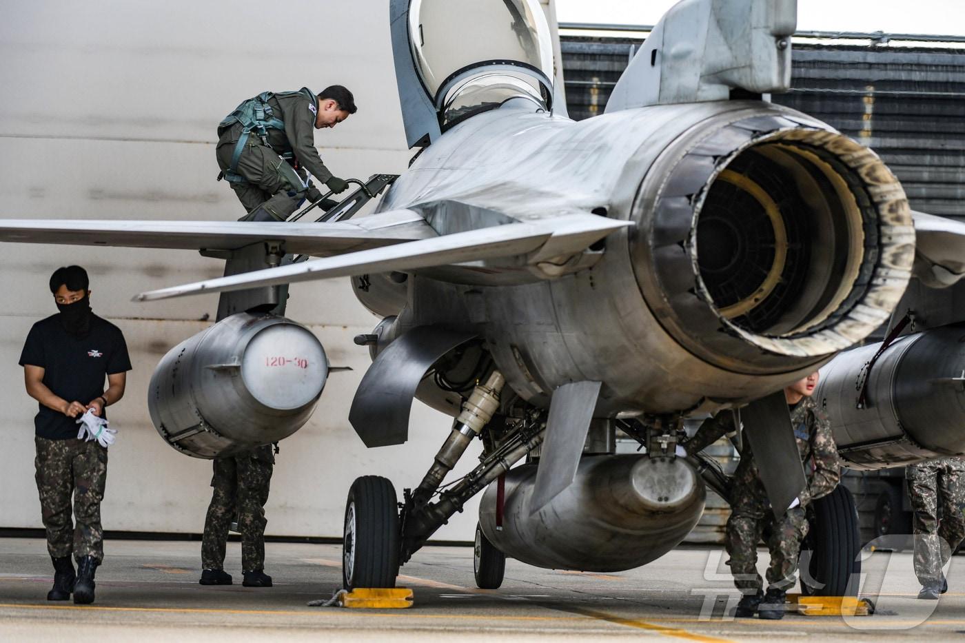 본문 이미지 - KF-16 전투기에 탑승하고 있는 조종사.  (공군 제공, 사진은 기사 내용과 무관함) / 뉴스1 