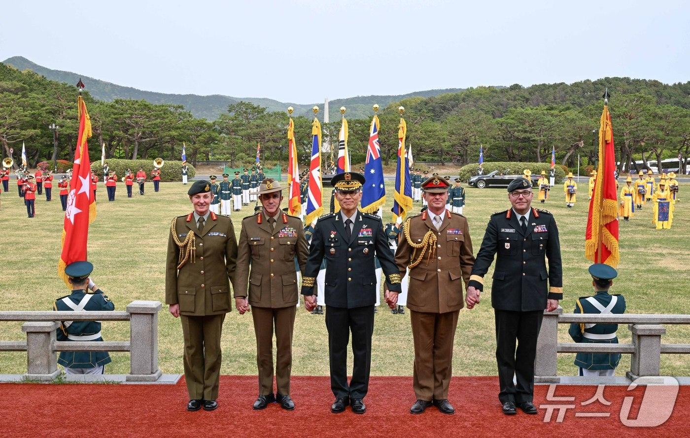 본문 이미지 - 23일 충남 계룡대에서 김규하 육군참모총장과 영연방 4개국 총장들이 기념촬영을 하고 있다. (육군 제공)