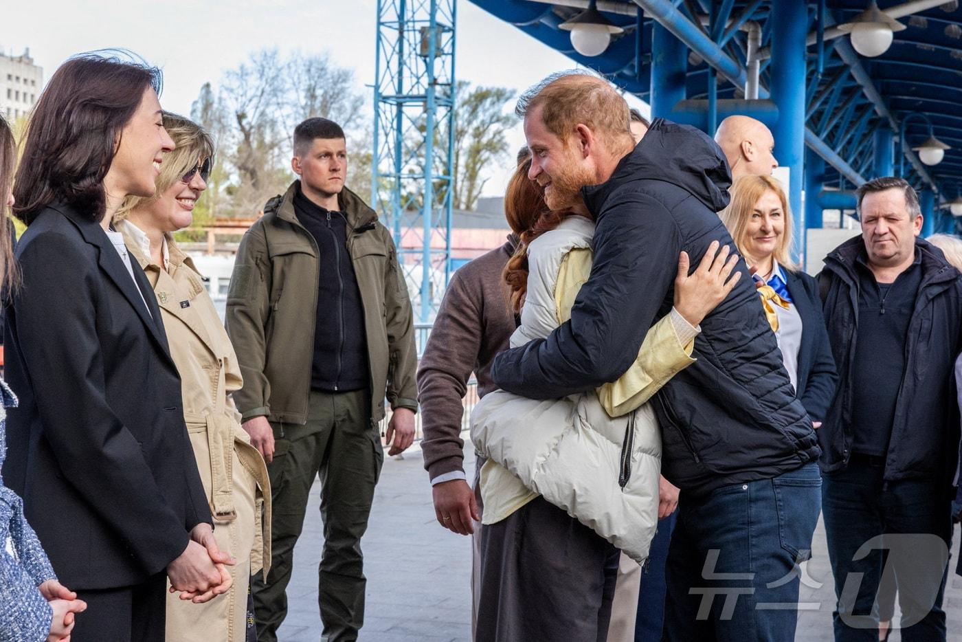 본문 이미지 - 우크라이나 키이우에 도착한 영국 해리 왕자(오른쪽). 2026.04.23 ⓒ 로이터=뉴스1