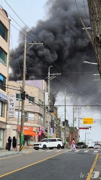 본문 이미지 - 23일 오후 4시 53분께 전북 군산시 지곡동의 한 근린생활시설 건물 3층에서 불이 났다.(독자제공. 재판매 및 DB금지)