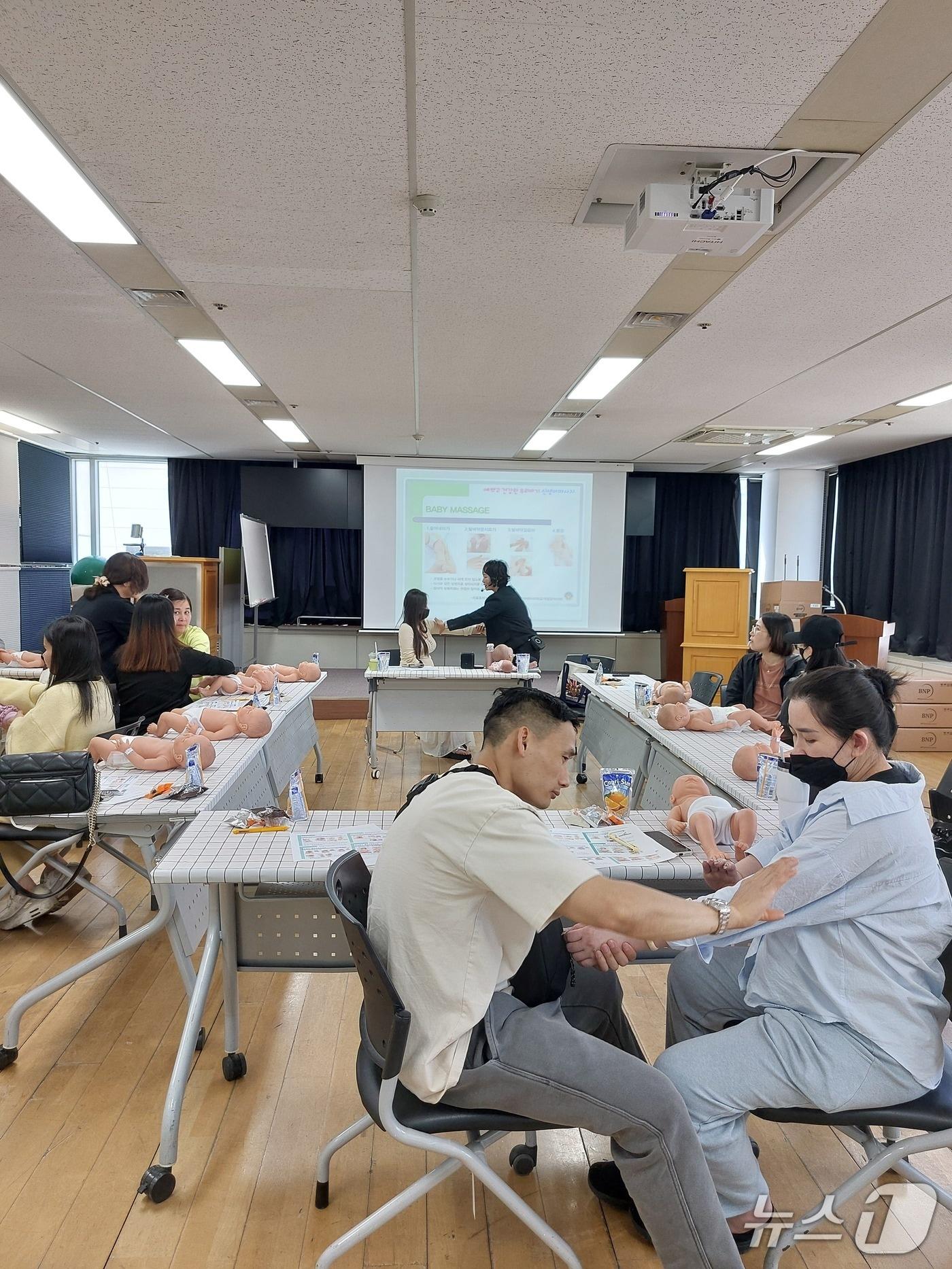 본문 이미지 - 베트남 결혼이주여성 임산부들이 사상구 보건소에서 진행한 '신생아 마사지 교실'에 참여하고 있다.(사상구 제공. 재판매 및 DB금지)