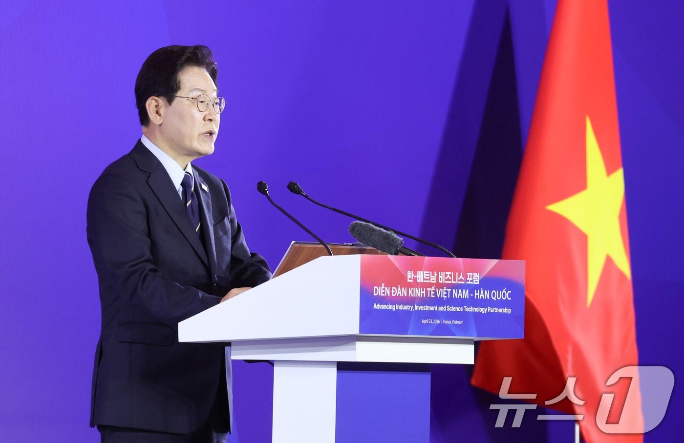본문 이미지 - 베트남을 국빈 방문 중인 이재명 대통령이 23일(현지시간) 하노이의 한 호텔에서 열린 한-베트남 비즈니스 포럼에서 발언하고 있다. 2026.4.23 ⓒ 뉴스1 이재명 기자
