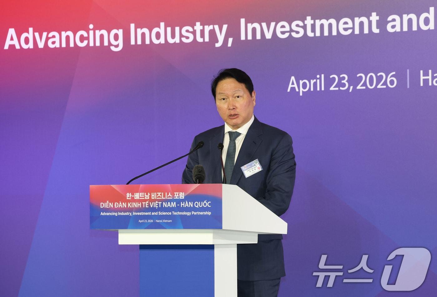 본문 이미지 - 최태원 SK그룹(대한상공회의소) 회장이 23일(현지시간) 하노이의 한 호텔에서 열린 한-베트남 비즈니스 포럼에서 발언하고 있다. 2026.4.23 ⓒ 뉴스1 이재명 기자