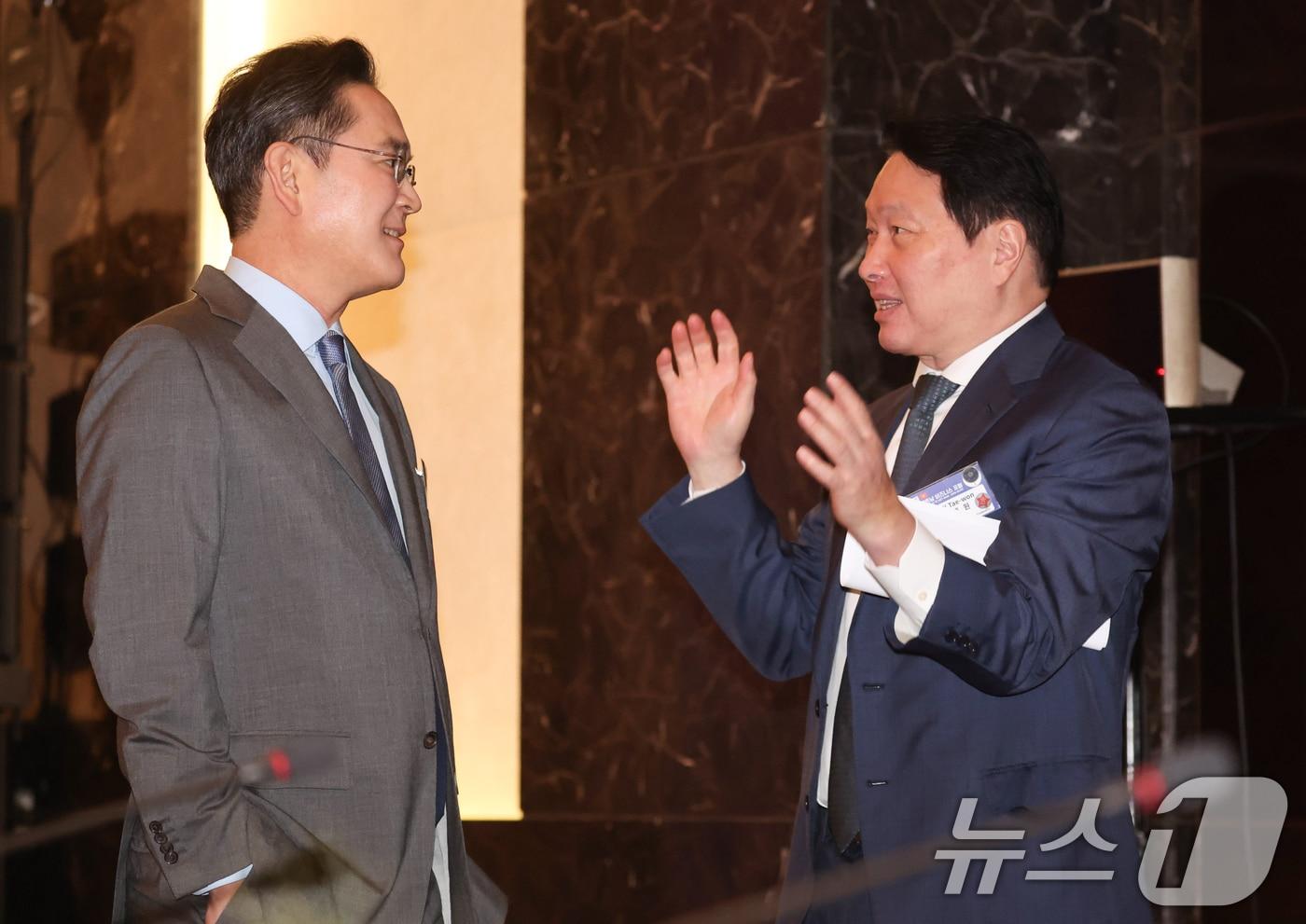 본문 이미지 - 이재용 삼성전자 회장과 최태원 SK그룹(대한상공회의소) 회장이 23일(현지시간) 하노이의 한 호텔에서 열린 한-베트남 기업인 사전 간담회에서 대화하고 있다. 2026.4.23 ⓒ 뉴스1 이재명 기자
