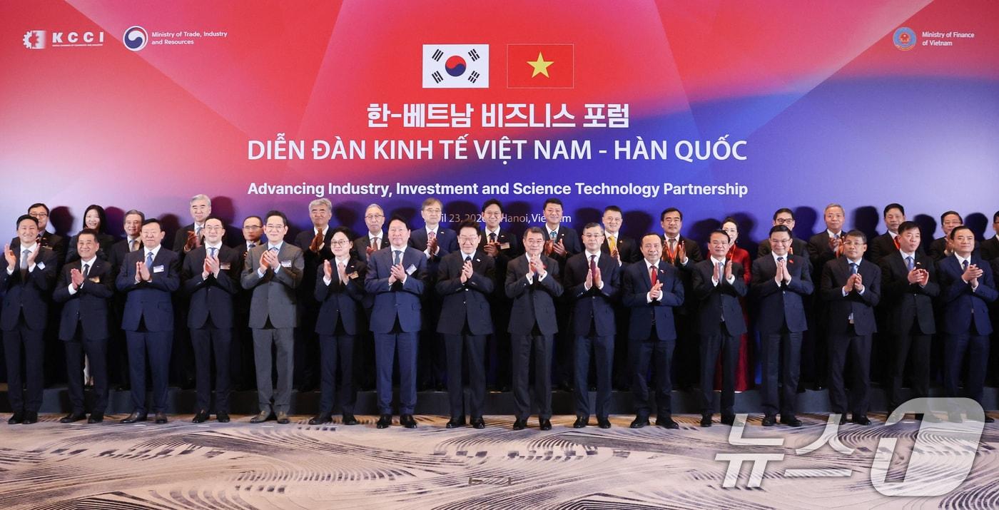 본문 이미지 - 베트남을 국빈 방문 중인 이재명 대통령과 레 민 흥 총리가 23일(현지시간) 하노이의 한 호텔에서 열린 한-베트남 기업인 사전 간담회에서 참석자들과 기념촬영을 하고 있다. 2026.4.23 ⓒ 뉴스1 이재명 기자