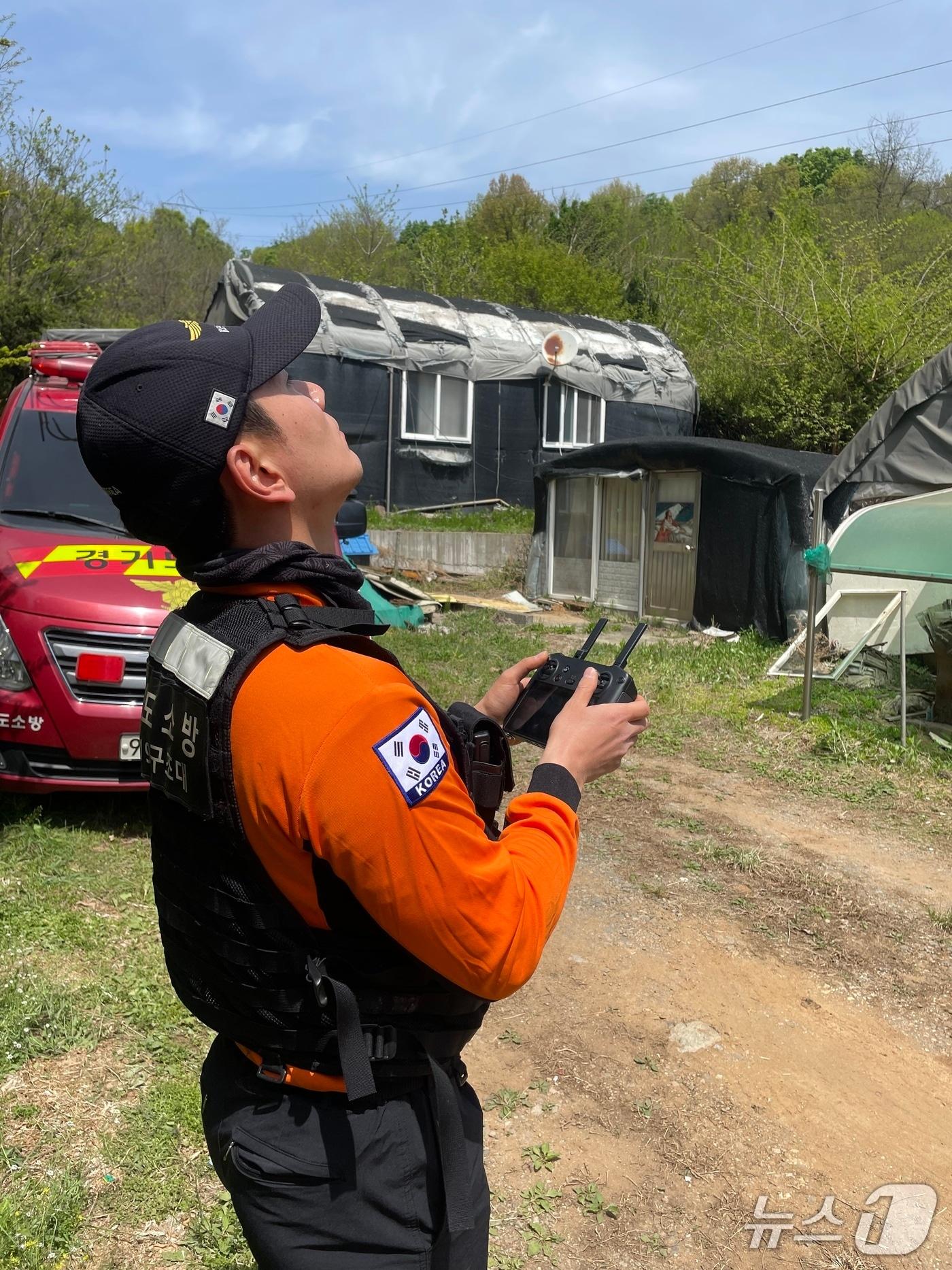 본문 이미지 - 23일 소방당국이 광명의 한 농장에서 탈출한 사슴을 찾기 위해 드론을 띄우고 있다. (경기소방재난본부 제공, 재판매 및 DB금지)