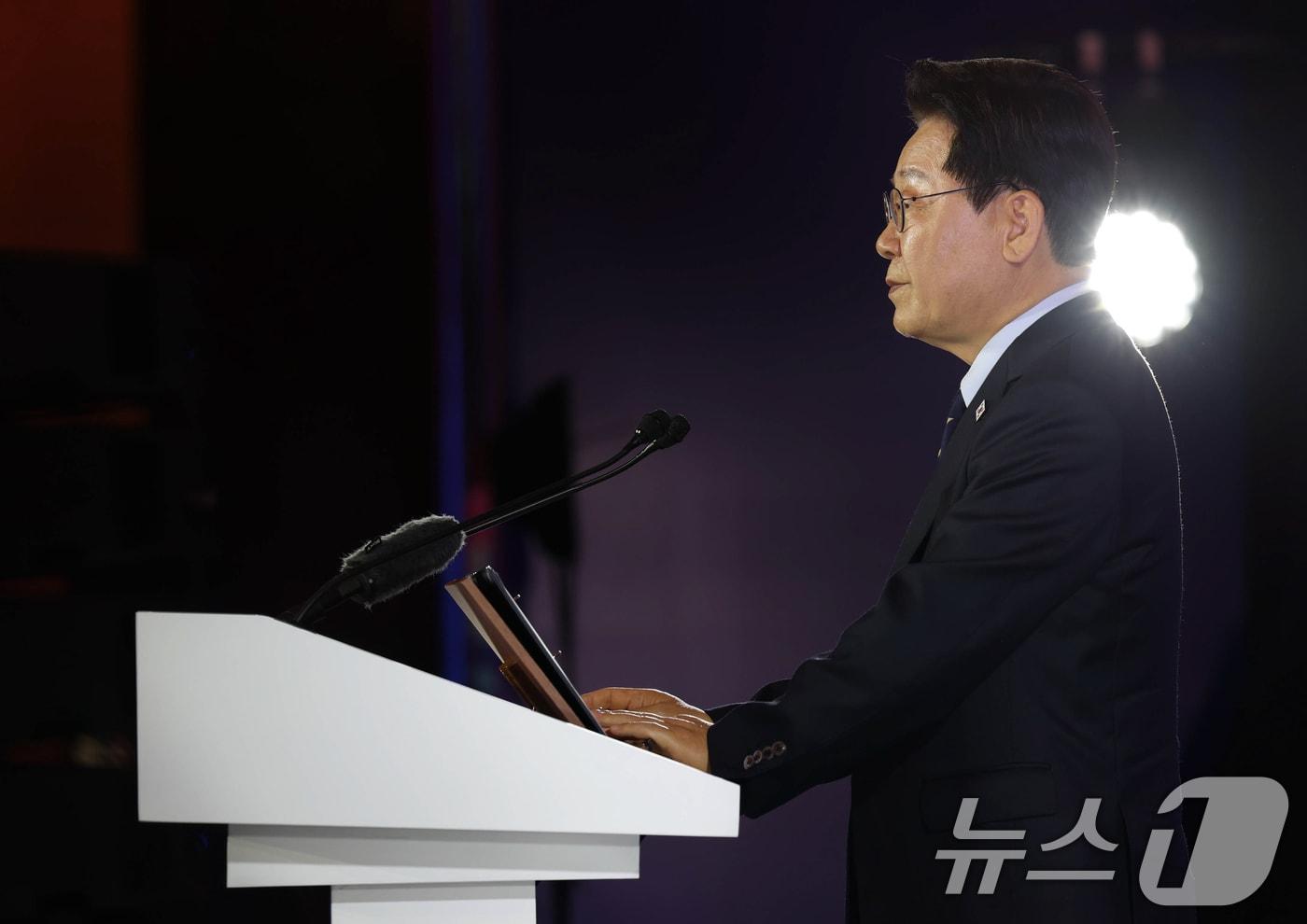 본문 이미지 - 베트남을 국빈 방문 중인 이재명 대통령이 23일(현지시간) 하노이의 한 호텔에서 열린 한-베트남 비즈니스 포럼에서 발언하고 있다. 2026.4.23 ⓒ 뉴스1 이재명 기자