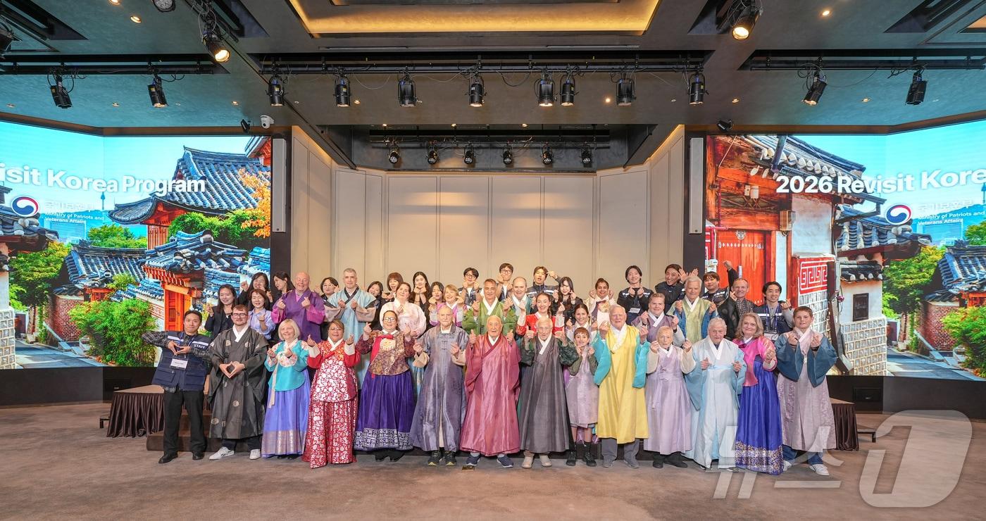 본문 이미지 - 가평전투 75주년을 맞아 방한한 영연방 4개국( 영국, 캐나다, 호주, 뉴질랜드) 참전용사와 유가족 26명이 23일 오후 서울 중구 풀만 앰배서더 서울 호텔에서 열린 재방한 오리엔테이션에서 한복을 입고 기념 촬영을 하며 즐거운 시간을 보내고 있다. (국가보훈부 제공. 재판매 및 DB 금지) 2026.4.23 ⓒ 뉴스1