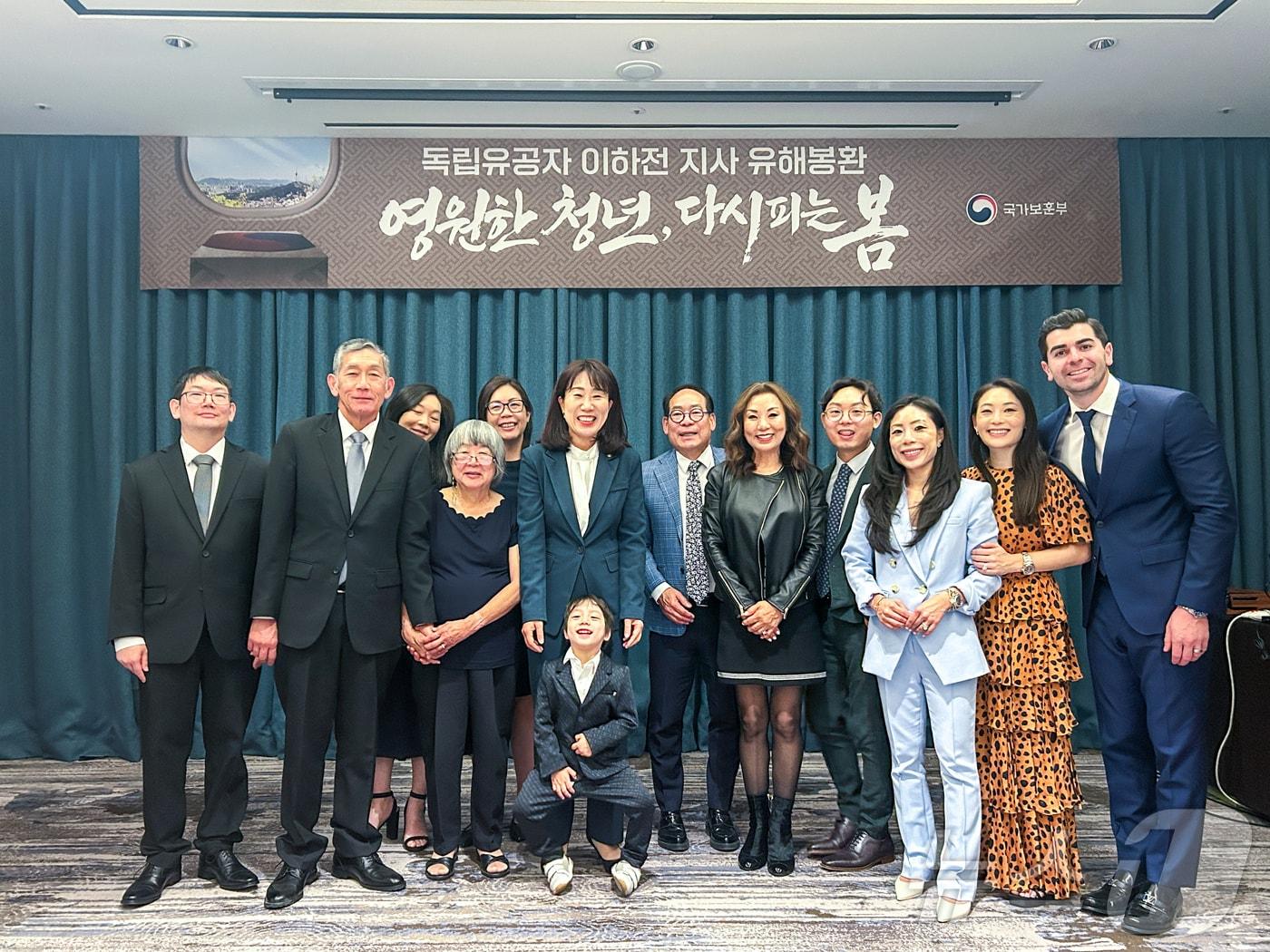 본문 이미지 - 강윤진 국가보훈부 차관이 지난달 23일 오후 서울시 용산구 드래곤시티에서 열린 독립유공자 고(故) 이하전 지사 유족 위로연에 참석하여 유가족들과 함께 기념 촬영을 하고 있다.(국가보훈부 제공. 재판매 및 DB 금지) 2026.4.23 ⓒ 뉴스1