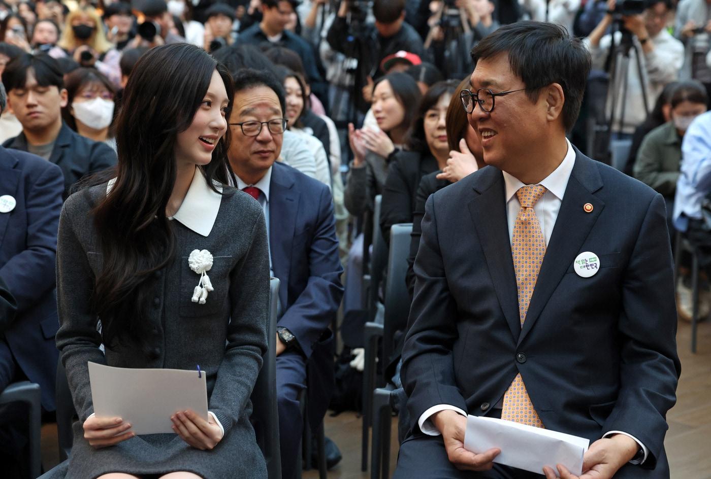 본문 이미지 - 최휘영 문화체육관광부 장관은 대국민 독서 캠페인 '2026 책 읽는 대한민국' 선포식이 열린 23일 서울 코엑스 별마당도서관에서 고(故) 김현승 시인의 시구를 인용하며 이렇게 말했다.