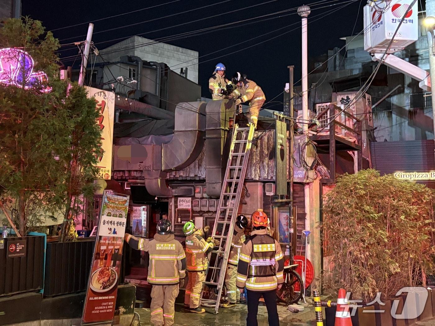 본문 이미지 - 서울 종로구 새문안로7길 일대에서 발생한 화재가 약 1시간 20분 만에 완전히 꺼졌다. ⓒ 뉴스1