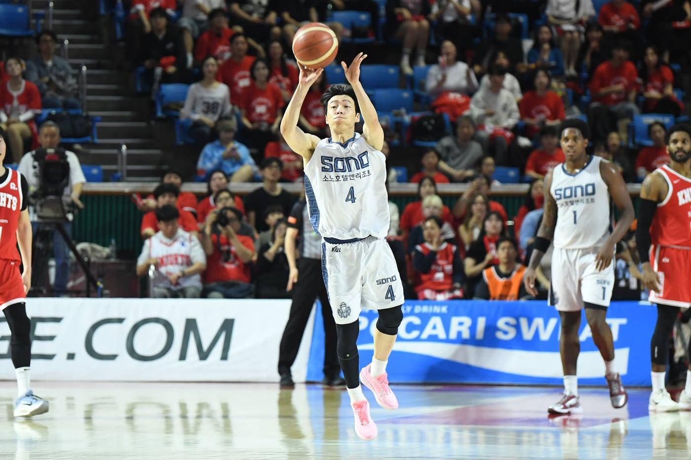 본문 이미지 - 프로농구 소노 이재도가 23일 LG와 4강 PO 1차전에서 슛을 쏘고 있다. (KBL 제공)