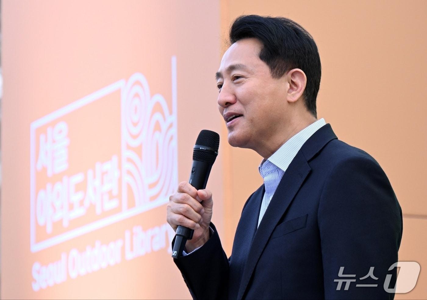 본문 이미지 - 오세훈 서울시장이 23일 오후 광화문광장에서 열린 '2026 서울야외도서관 개장식’'에서 인사말을 하고 있다. (서울시 자료 제공)