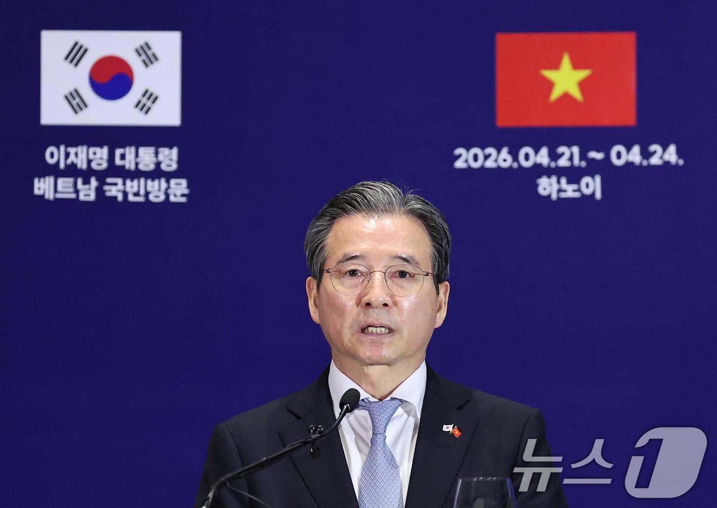 본문 이미지 - 김용범 정책실장이 23일(현지시간) 베트남 하노이의 한 호텔에 마련된 한국프레스센터에서 한-베트남 비즈니스 포럼 관련 브리핑을 하고 있다. 2026.4.23 ⓒ 뉴스1 이재명 기자