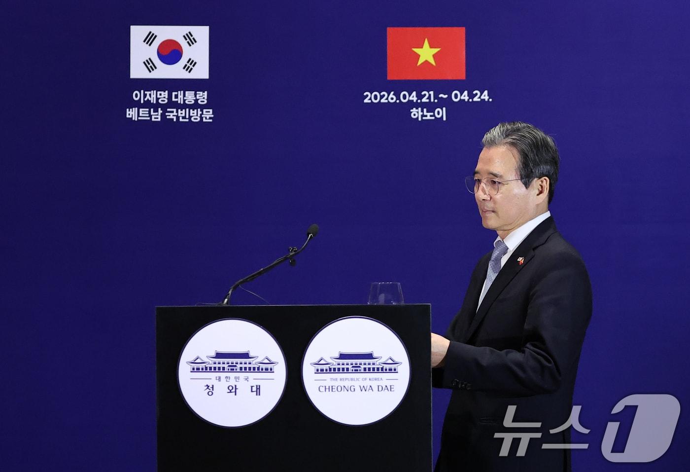 본문 이미지 - 김용범 정책실장이 23일(현지시간) 베트남 하노이의 한 호텔에 마련된 한국프레스센터에서 한-베트남 비즈니스 포럼 관련 브리핑을 하기 위해 입장하고 있다. 2026.4.23 ⓒ 뉴스1 이재명 기자