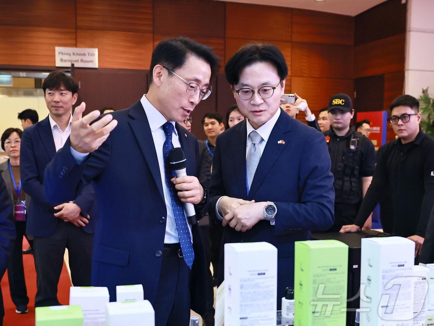 본문 이미지 - 김정관 산업통상부 장관이 23일 오후(현지시간) 베트남 하노이 국가컨벤션센터에서 ‘이재명 대통령 베트남 국빈 순방’ 계기에 열린 K-라이프스타일 쇼케이스와 진출 애로 상담관 현장을 방문하고 있다.  (산업통상부 제공. 재판매 및 DB 금지) 2026.4.23 ⓒ 뉴스1