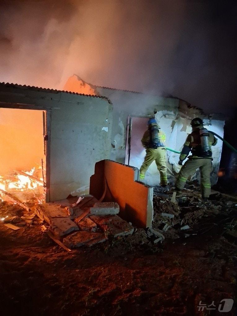 본문 이미지 - 23일 오후 8시 20분쯤 전남 무안군 해제면 한 주택에서 불이 나 소방당국이 진화 작업을 벌이고 있다. (전남소방본부 제공. 재판매 및 DB금지) ⓒ 뉴스1 김성준 기자
