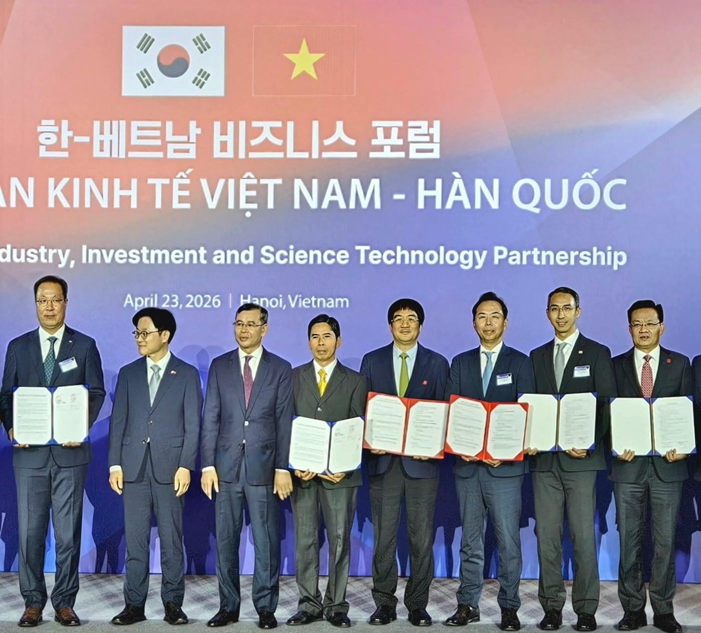 본문 이미지 - 23일 남양유업이 베트남 유통 대기업 '푸 타이 홀딩스'(Phu Thai Holdings)와 3년간 700억 원 규모의 K-분유 기반 K-푸드 산업협력 위한 전략적 업무협약(MOU)결했다.(남양유업 제공)