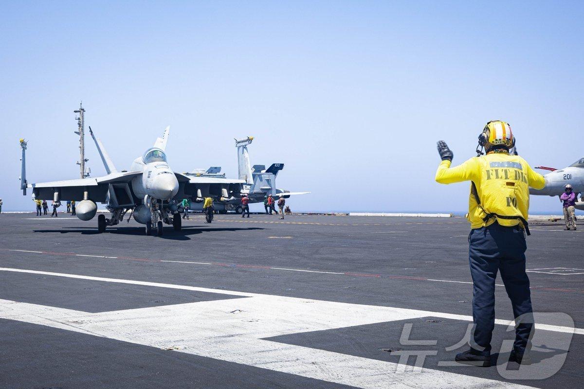 본문 이미지 - 미군 항모에서 출격 대기 중인 항공기(미군 중부사령부(CENTCOM) 엑스(X) 계정) ⓒ 뉴스1 류정민 특파원