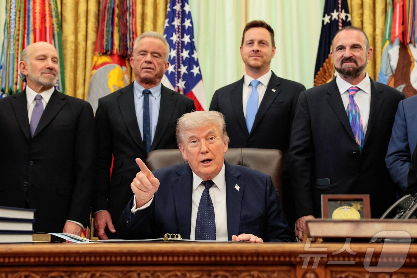 본문 이미지 - 도널드 트럼프 미국 대통령이 23일(현지시간) 워싱턴DC 백악관 오벌오피스에서 열린 의료비 부담 완화 관련 행사에 발언하고 있다. 2026.04.23. ⓒ 로이터=뉴스1