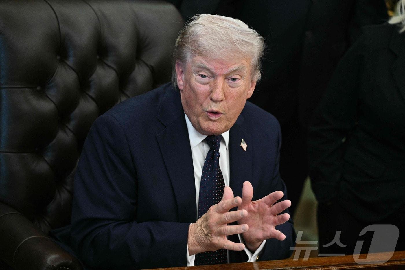 본문 이미지 - 도널드 트럼프 미국 대통령이 23일(현지시간) 미국 워싱턴DC 백악관 오벌오피스에서 열린 행사에서 기자 질문에 답하고 있다. 2026.04.23. ⓒ AFP=뉴스1