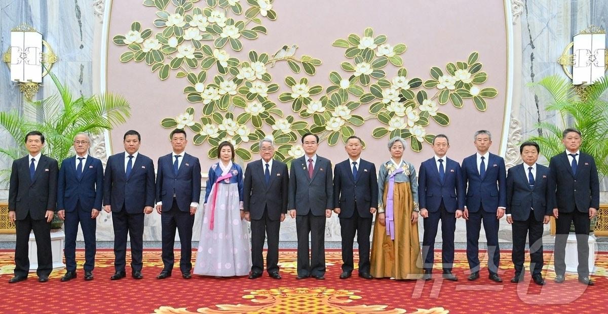 본문 이미지 - (평양 노동신문=뉴스1) = 노동당 기관지 노동신문은 24일 "최고인민회의 상임위원회 위원장인 조용원 동지가 23일 평양의사당에서 재일본조선상공연합회결성 80돌(주년)에 즈음해 사회주의 조국을 방문한 대표단의 주요 성원들을 만나 동포애적인 분위기 속에서 담화를 했다"라고 보도했다. [국내에서만 사용가능. 재배포 금지. DB 금지. For Use Only in the Republic of Korea. Redistribution Prohibited] rodongphoto@news1.kr