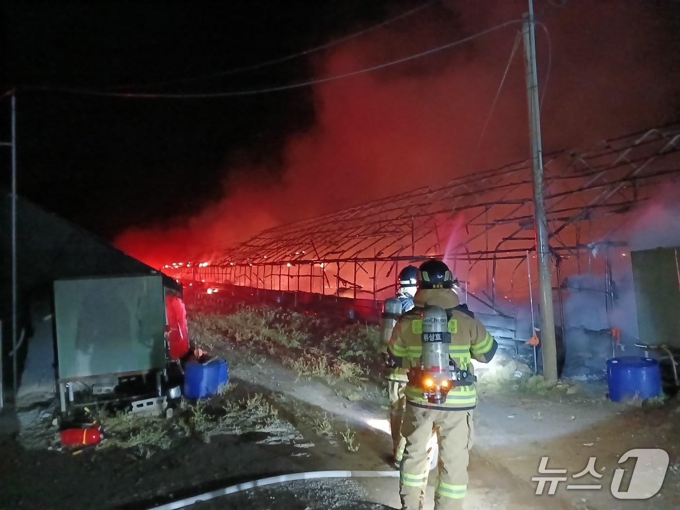 본문 이미지 - 24일 오전 3시8분쯤 경북 의성군 안평면 한 양계농장에서 불이 나 진화 대원들이 불을 끄고 있다.(경북소방본부 제공. 재판매 및 DB금지)2026.4.24/뉴스1